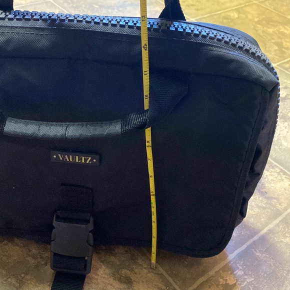 Vaultz Messenger Style Laptop Bag with Combination Lock - Picture 14 of 15